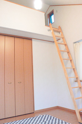 約3畳の広いロフトを備えた2階の1室。部屋の広さも約6.5畳ある