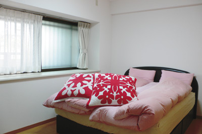 お２人の寝室となっている６畳の洋室