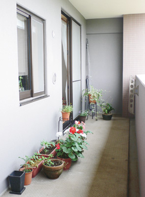 花や野菜を育てるスペースも十分にある広いバルコニー