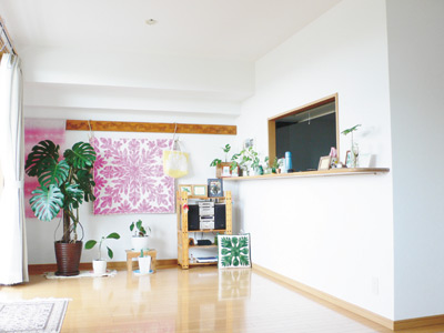 ダイ二ングスペースには奥さまのご趣味だというハワイアンキルトが飾られ、南国の雰囲気