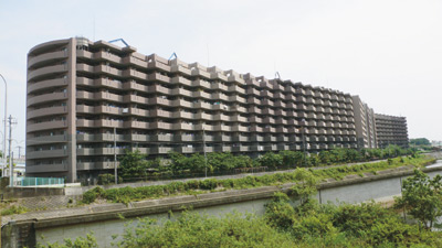 渋い茶色の外壁の重厚感ある大型マンションが前島さんのご新居