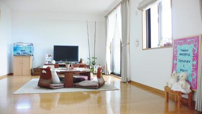 窓も大きく明るいリビングスペース。部屋が広いため、とてもゆったりと感じられる