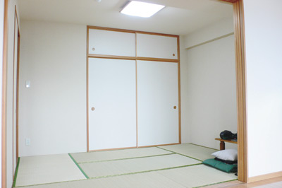 ６畳の和室は３枚の引き戸をすべて開けると、ＬＤＫと一体の空間となり、とても開放感がある