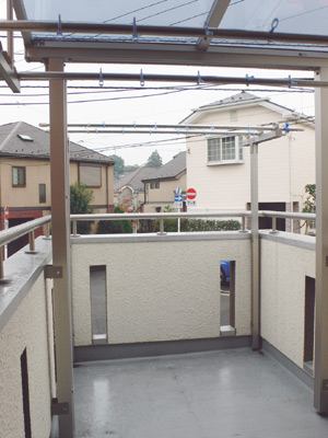 広いバルコニーには屋根が付けられているので、天気に左右されずに利用できる