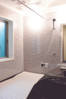 色にこだわったというお風呂はシックな雰囲気