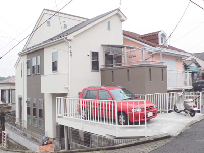 日当たりの良い高台に建つ松原さんのマイホーム。建物の形や色使いがスタイリッシュ