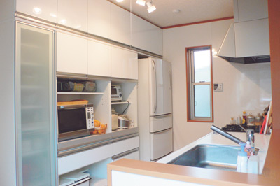 吊り戸棚のないスッキリしたカウンターキッチンは白で統一されとても明るい