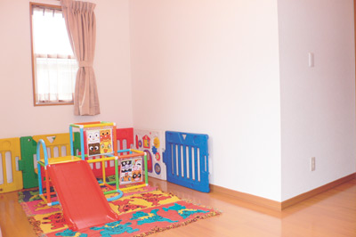 バルコニーに繋がる洋室は、現在は遊具を置いてお子さんの遊び場に