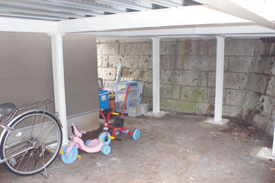 駐車スペースの下は、土地の傾斜を有効活用した広い収納スペースとなっている