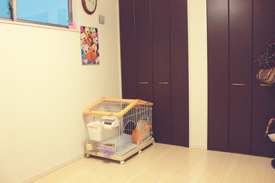 収納スペースたっぷりの１階の洋室。現在は愛犬のケージも置かれている