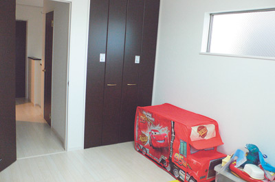 お子さんの遊び場にもなっている2階の洋室。高い位置に窓が設けられ、採光にも配慮されている