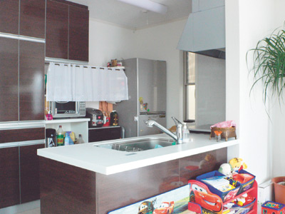 開放的でLDと一体感のあるキッチン。カウンターや棚の色選びにもこだわったとのこと