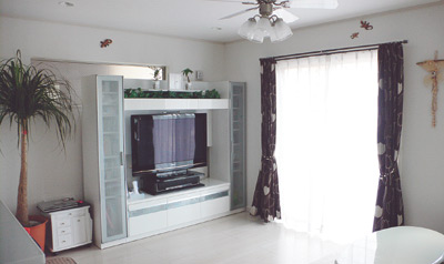 広く日当たりの良いリビング。こだわりの白い床が、部屋を一層明るく見せている