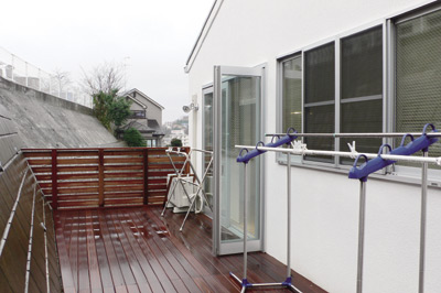 擁壁側のスペースを無駄なく利用した広いウッドデッキ