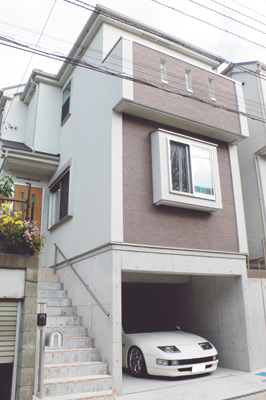 白とベージュを組み合わせた外壁がスタイリッシュな印象の松石さんのご新居