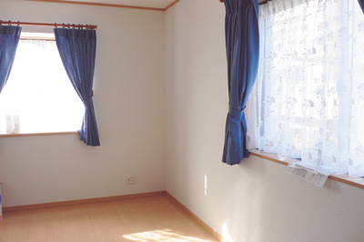 南と東向きに窓があるリビングは明るく、キッチンを含めた広さは13.5畳と、ゆったりしている