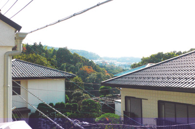 2階のバルコニーからは、緑豊かな鎌倉の山々が一望できる