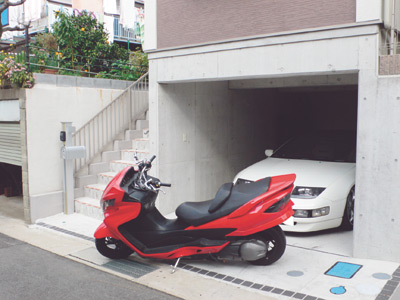 車やバイクがお好きだという松石さんのご希望どおり、車庫は屋根付