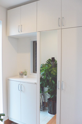 天井までの大容量の収納を備えた玄関。扉に付けられた大きな鏡も便利とのこと