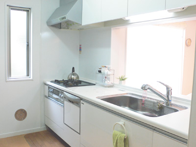 窓から自然光の入る明るいキッチンは広くて使い勝手の良いカウンタータイプ