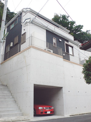 白と黒の外壁がモダンな印象の宮本さんのお宅。高い場所にあるため眺めも良好とのこと