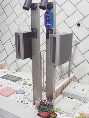 透き通ったブルーが美しい琉球グラスの表札