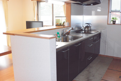 ＩＨが採用された対面式のキッチン。奥には小さな窓があり、採光も十分