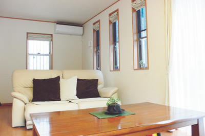 掃き出し窓のほかにも、縦長の窓が計4ヶ所設けられたリビングは、明るくオシャレな空間となっている