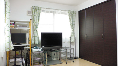 パソコンなどを使用する部屋となっている３階の１室。広さは６.５畳あり収納も充実している