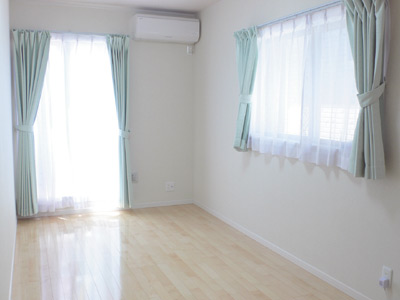 バルコニーに繋がる大きな窓から、たっぷりと日射しが入る２階の１室