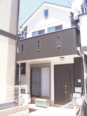 白とグレーのコントラストが印象的な森さんのマイホーム