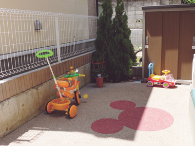 お子さんの遊びやすさと安全を考えて、ラバーチップが敷かれたお庭
