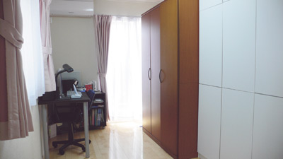 ２階の書斎には壁一面に大きな収納スペースが造られている