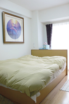 お２人の寝室はバルコニーに面した明るい洋室