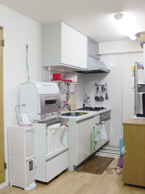 清潔感のある白いキッチンはお２人が一緒に料理するのにも十分な広さ