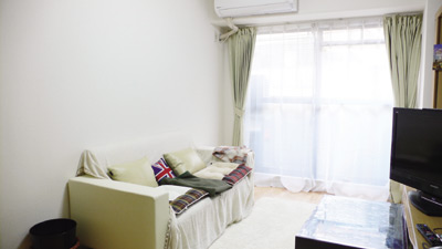 家具が最初から付いていたというリビングは、白を基調とした明るい空間