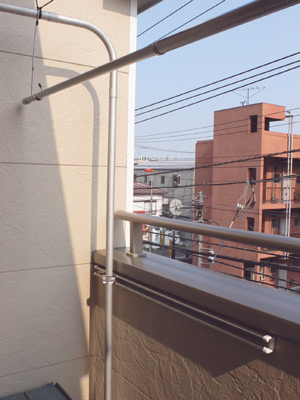 日当たりの良い３階のバルコニー。物干はご自身で付けられたとのこと