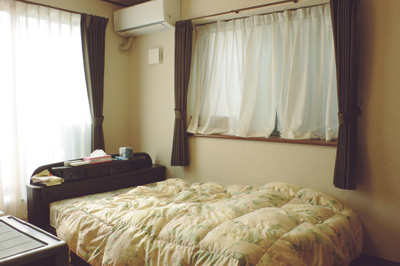 広さ６畳の３階の洋室。大きなベッドも余裕をもって収まっている