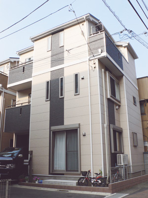 ３ヶ所にバルコニーを設けた造りが個性的な森脇さんのお宅。淡いベージュとグレーのサイディングが落ち着いた印象
