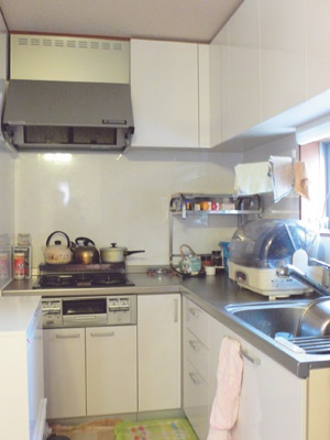 キッチンは収納力たっぷりで使いやすいＬ字型。シンク側には窓もあり明るい