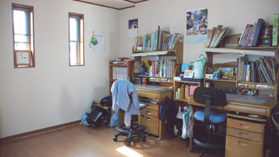 お子さん２人が机を並べる３階の子供部屋は広さが９畳ありゆったりとしている