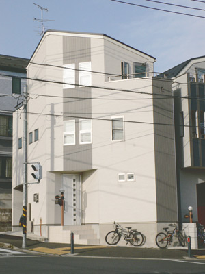 向山さんもご覧になってすぐ気に入ったという白を基調とした外観は、明るくてお洒落