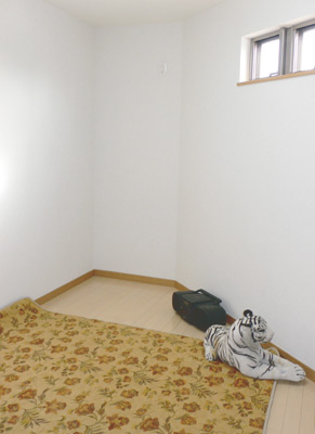 いずれお母さまの部屋になるという1階の洋室。部屋の形を活かした収納を考えたいとのこと