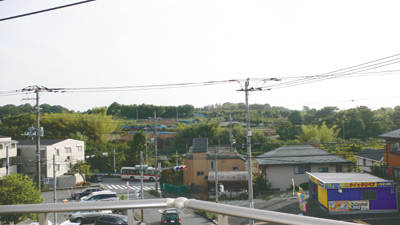 日当たりの良い3階のバルコニーからは、緑を見渡すことができる