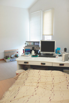 空間に無駄が出ないよう工夫して家具を配置したご主人の部屋。天井が高く開放感がある