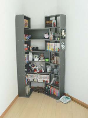 2階の洋室の一角。三角形の頂点の形に合わせた見せる収納が配置されている