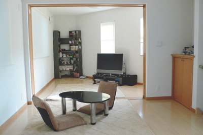 2階のLDKと洋室は、このように引き戸を開けておくと17畳を超える1つの広い空間になる