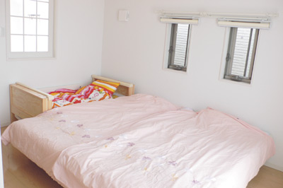 寝室として使われている３階の南向きの部屋には、ご家族３人のベッドが並ぶ