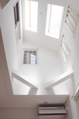 デザイン性に富んだリビング上部の吹き抜け。３階の部屋にはリビングを見下ろせる窓がある