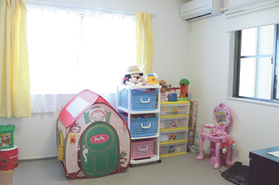 リビングと隣り合う、６畳強の明るい洋室がお子さんの部屋